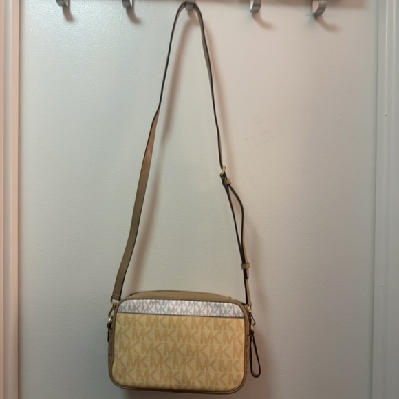 EUC MICHAEL Michael Kors Logo Small East West Camera Crossbody - Picture 4 of 5